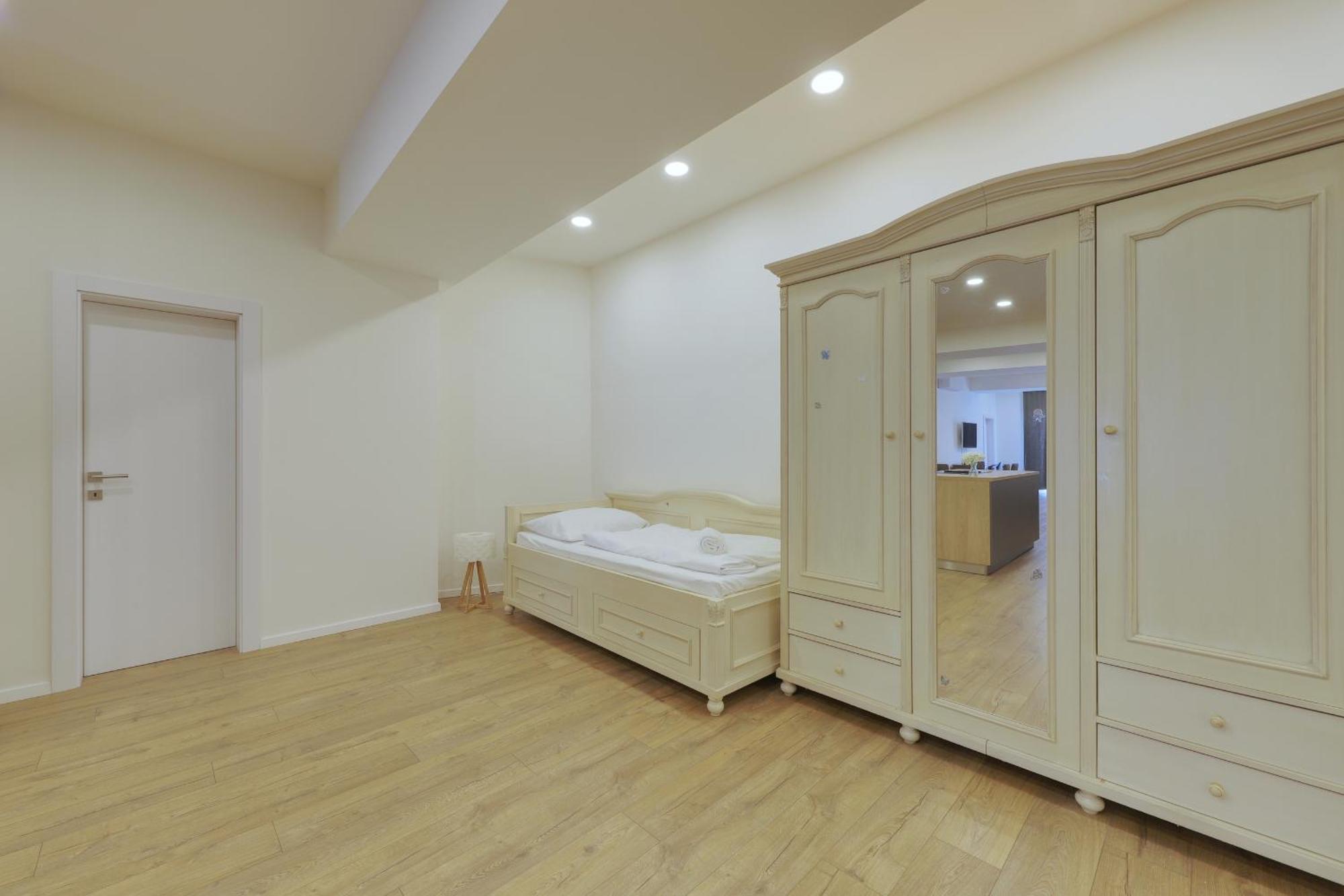 Shone Apartment Old Town 2 Bedroom Bratislava Luaran gambar